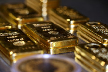 Spotová cena zlata dosiahla v pondelok do 13.19 h SELČ 3353,29 dolára za troyskú uncu. FOTO: REUTERS