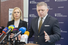 Experti v NBS majú obavy z vývoja nášho firemného sektora. Na snímke je ministerka hospodárstva Denisa Saková a premiér Robert Fico. FOTO: TASR/M. Baumann