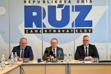 Predstavitelia Republikovej únie zamestnávateľov (zľava doprava Jozef Špirko, Miroslav Kiraľvarga a Marcel Klimek) v rámci konsolidačných opatrení navrhli aj zrušenie voľna počas štátnych sviatkov. FOTO: HN/Akos Cséplö