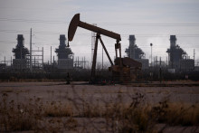 Analytici banky Goldman Sachs očakávajú, že OPEC+ príde s ďalším zvýšením v auguste, a to o 410-tisíc barelov denne. FOTO: REUTERS