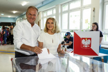 Poľský premiér Donald Tusk s manželkou odovzdali hlas v prezidentských voľbách. FOTO: Reuters