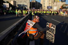Srbskí študenti a ďalší demonštranti blokujú Brankov most počas protivládneho protestu požadujúceho predčasné voľby v Srbsku. FOTO: Reuters