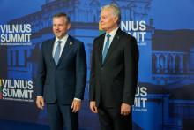 Litovský prezident Gitanas Nauseda víta slovenského prezidenta Petra Pellegriniho počas stretnutia Bukurešťskej deviatky NATO vo Vilniuse v Litve 2. júna 2025. FOTO: REUTERS