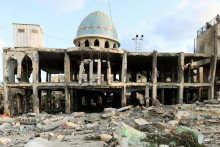 Pohľad na miesto izraelského útoku na mešitu v Deir Al-Balah v centrálnom Pásme Gazy. FOTO: Reuters