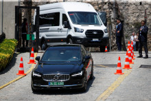 Vozidlo s členmi ukrajinskej delegácie prichádza do paláca Ciragan v deň druhého kola mierových rozhovorov medzi Ruskom a Ukrajinou v Istanbule. FOTO: Reuters