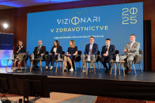 Zľava doc. Jackuliak, V. Rybanská, D. Phil., Mgr. Rovňáková, prof. Prázný, doc. Martinka a Mgr. Ing. Mužik počas konferencie Vizionári.