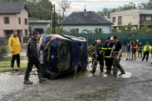 Na snímke vytiahnuté auto po silnej búrke v obci Rokycany v okrese Prešov. FOTO: TASR/Veronika Mihaliková