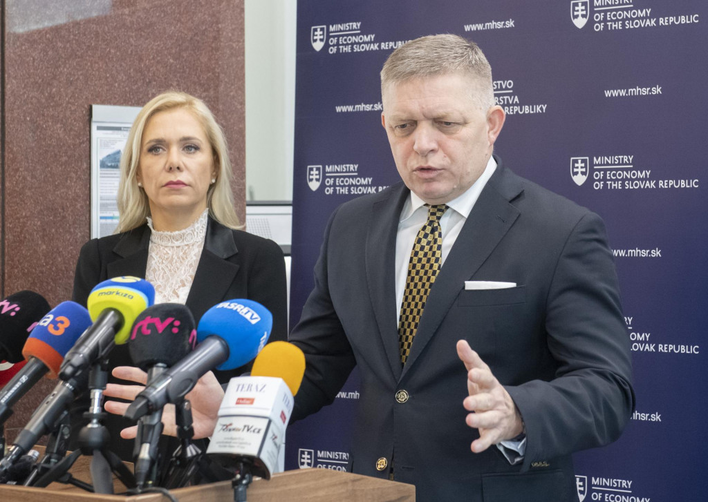 Experti v NBS majú obavy z vývoja nášho firemného sektora. Na snímke je ministerka hospodárstva Denisa Saková a premiér Robert Fico. FOTO: TASR/M. Baumann
