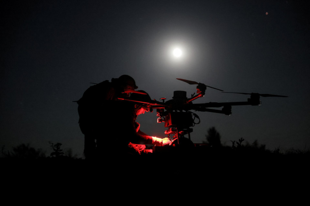 Ukrajinskí vojaci pripravujú bojový dron. FOTO: Reuters/ Ukrajinské ozbrojené sily
