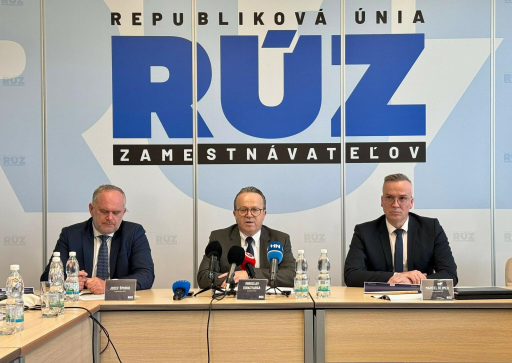 Predstavitelia Republikovej únie zamestnávateľov (zľava doprava Jozef Špirko, Miroslav Kiraľvarga a Marcel Klimek) v rámci konsolidačných opatrení navrhli aj zrušenie voľna počas štátnych sviatkov. FOTO: HN/Akos Cséplö