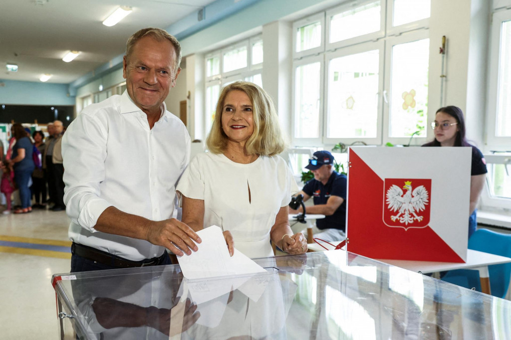 Poľský premiér Donald Tusk s manželkou odovzdali hlas v prezidentských voľbách. FOTO: Reuters