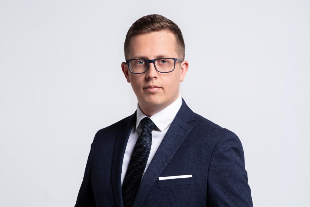 Reláciou bude sprevádzať nový moderátor a redaktor JOJ 24 Lukáš Dzivý.