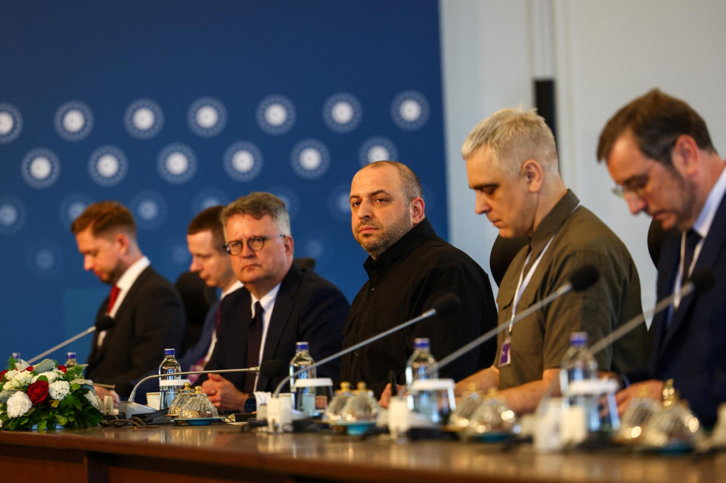 Ukrajinská delegácia, ktorú vedie minister obrany Rustem Umerov na rokovaní s Ruskom v Istanbule. FOTO: Reuters