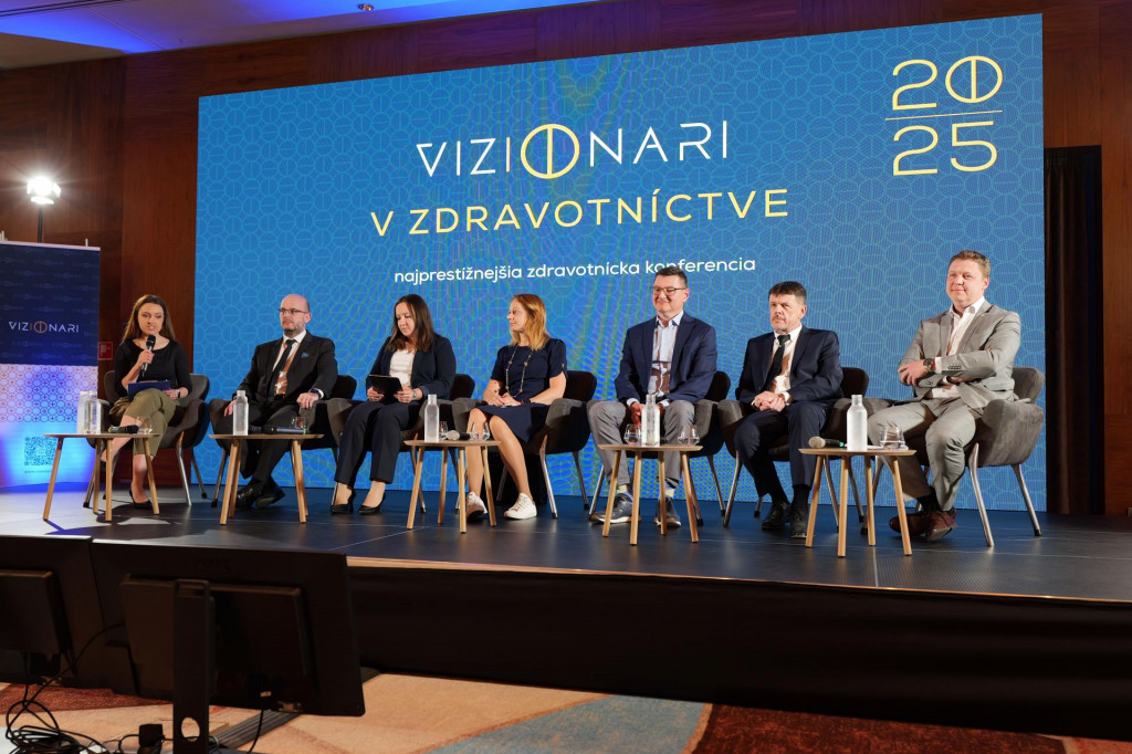 Zľava doc. Jackuliak, V. Rybanská, D. Phil., Mgr. Rovňáková, prof. Prázný, doc. Martinka a Mgr. Ing. Mužik počas konferencie Vizionári.