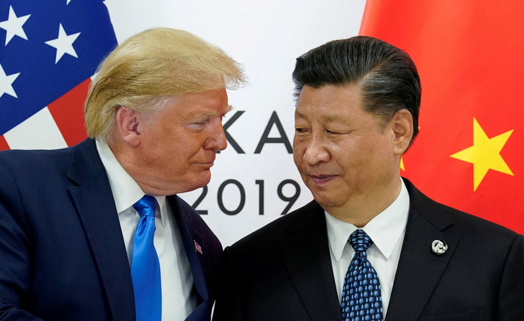 Na archívnej snímke z 29. júna 2019 sa americký prezident Donald Trump stretol s čínskym prezidentom Si Ťin-pchingom na začiatku ich bilaterálneho stretnutia na summite lídrov G20 v japonskej Osake. FOTO: Reuters