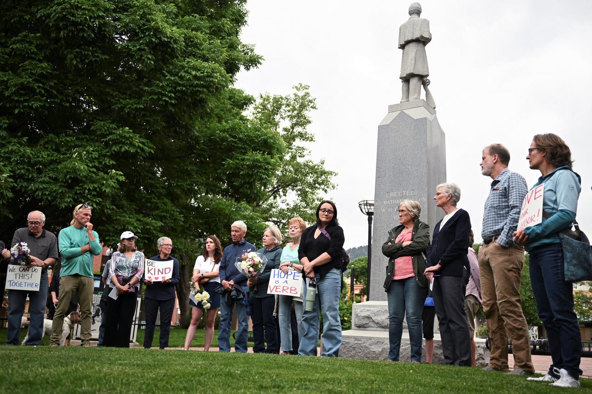 Muža, ktorý útočil v Colorade, obvinili zo 16-násobného pokusu o vraždu