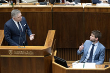Na snímke zľava premiér Robert Fico (Smer-SD) a poslanec NR SR Michal Šimečka (Progresívne Slovensko). FOTO: TASR/Pavel Neubauer