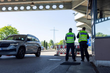 Nemecká polícia vykonáva náhodné kontroly vozidiel prichádzajúcich zo Švajčiarska na nemecko-švajčiarskych hraniciach vo Weil am Rhein v Nemecku 16. mája 2025. FOTO: REUTERS