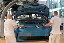 Technici pracujú na montážnej linke elektrického vozidla nemeckej automobilky Volkswagen. FOTO: Reuters