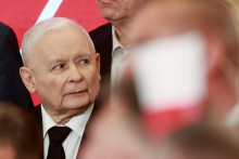 Predseda poľskej strany Právo a spravodlivosť (PiS) Jaroslaw Kaczyński počas volebnej noci prvého kola prezidentských volieb, 18. mája 2025. FOTO: REUTERS