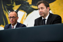 Nemecký kancelár Friedrich Merz a nemecký vicekancelár a minister financií Lars Klingbeil. FOTO: REUTERS