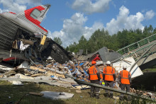 Špecialisti záchranných zložiek pracujú na mieste nehody po tom, čo sa cestný most zrútil na železničné koľaje v dôsledku výbuchu v Brjanskej oblasti v Rusku 1. júna 2025. FOTO: REUTERS