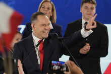 Víťazný prezidentský kandidát Karol Nawrocki sa po skončení druhého kola poľských volieb z 1. júna 2025 prihovára svojim nadšeným stúpencom. FOTO TASR/AP