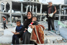 Palestínčania reagujú na mieste izraelského útoku na mešitu v Deir Al-Balah v centrálnom pásme Gazy 2. júna 2025. FOTO: REUTERS