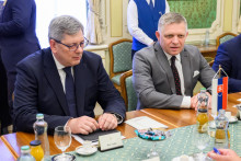 Predseda vlády Robert Fico a minister spravodlivosti Boris Susko počas prijatia monitorovacej skupiny Európskeho parlamentu na Úrade vlády. FOTO: TASR/Jaroslav Novák
