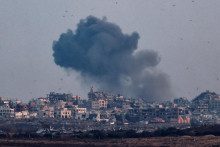 Dym stúpa z Gazy po izraelských útokoch. FOTO: Reuters