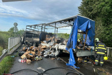 Dopravná nehoda kamióna, dodávky a osobného auta v Kolárove si vyžiadala obete. FOTO: Polícia SR - Nitriansky kraj