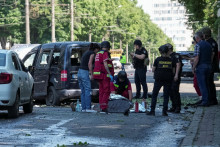 Zdravotník obhliada telo obete na mieste ruského vojenského útoku uprostred ruského útoku na Ukrajinu v Sumy, 3. júna 2025. FOTO: REUTERS