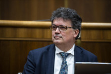 Poslanec za KDH Ján Horecký povrchným nazval aj návrh novely školského zákona, ktorá má upravovať systém ospravedlňovania vymeškaných hodín žiakov.. FOTO: TASR/ Jaroslav Novák