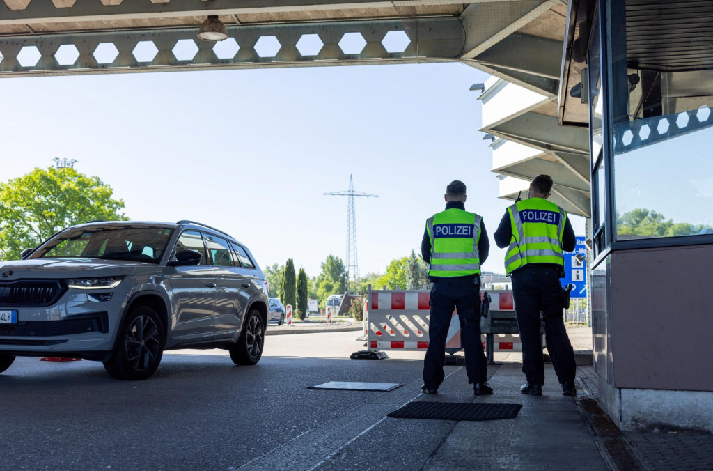 Nemecká polícia vykonáva náhodné kontroly vozidiel prichádzajúcich zo Švajčiarska na nemecko-švajčiarskych hraniciach vo Weil am Rhein v Nemecku 16. mája 2025. FOTO: REUTERS