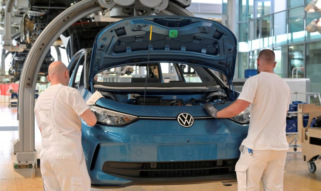 Technici pracujú na montážnej linke elektrického vozidla nemeckej automobilky Volkswagen. FOTO: Reuters