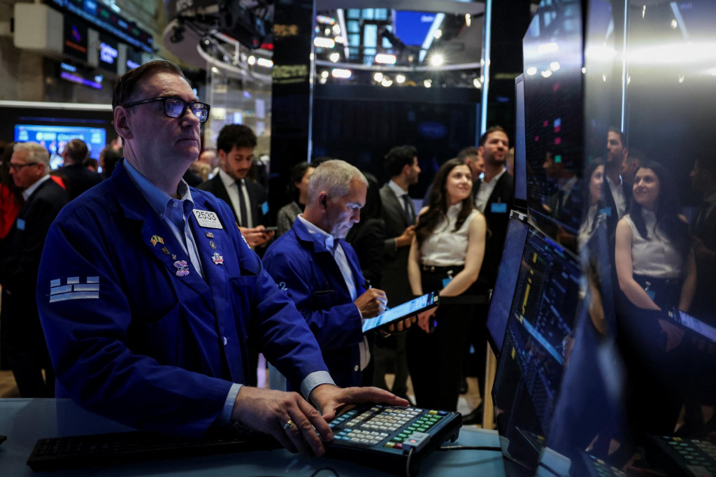 Traders work on the floor at the New York Stock Exchange (NYSE) in New York City, U.S., May 19, 2025. REUTERS/Jeenah Moon FOTO: Jeenah Moon