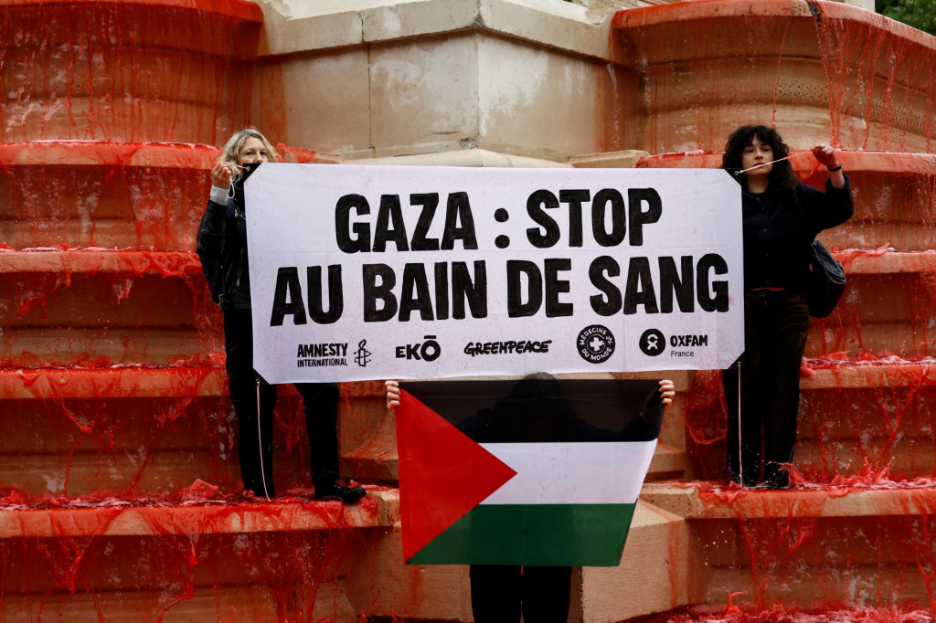 Ľudia sa zúčastňujú demonštrácie na podporu Palestínčanov v pásme Gazy a odsúdenie civilných obetí pri Fontaine des Innocents v Paríži vo Francúzsku 28. mája 2025. FOTO: REUTERS