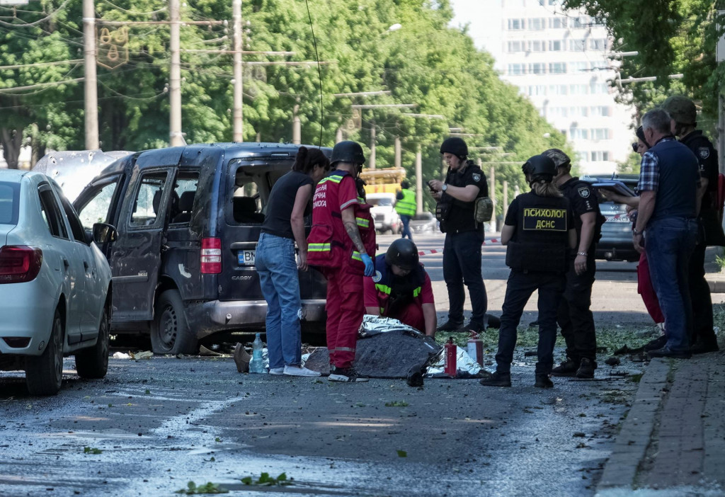 Zdravotník obhliada telo obete na mieste ruského vojenského útoku uprostred ruského útoku na Ukrajinu v Sumy, 3. júna 2025. FOTO: REUTERS