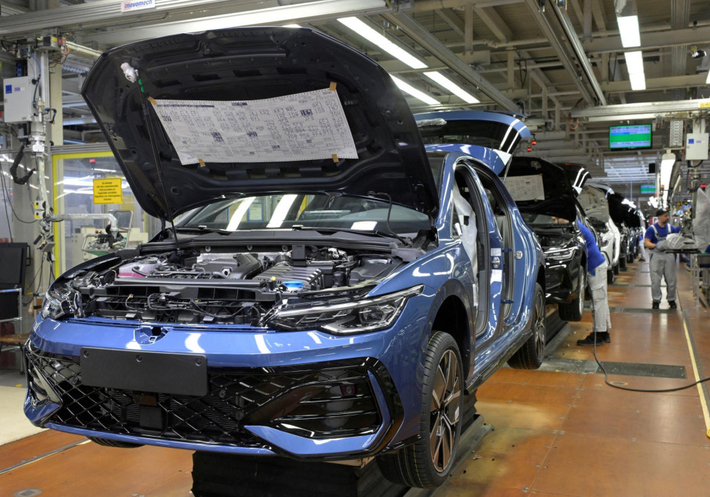 Plán nemeckého automobilového giganta Volkswagen zrušiť 35-tisíc pracovných miest v Nemecku do roku 2030 napreduje. FOTO: Reuters