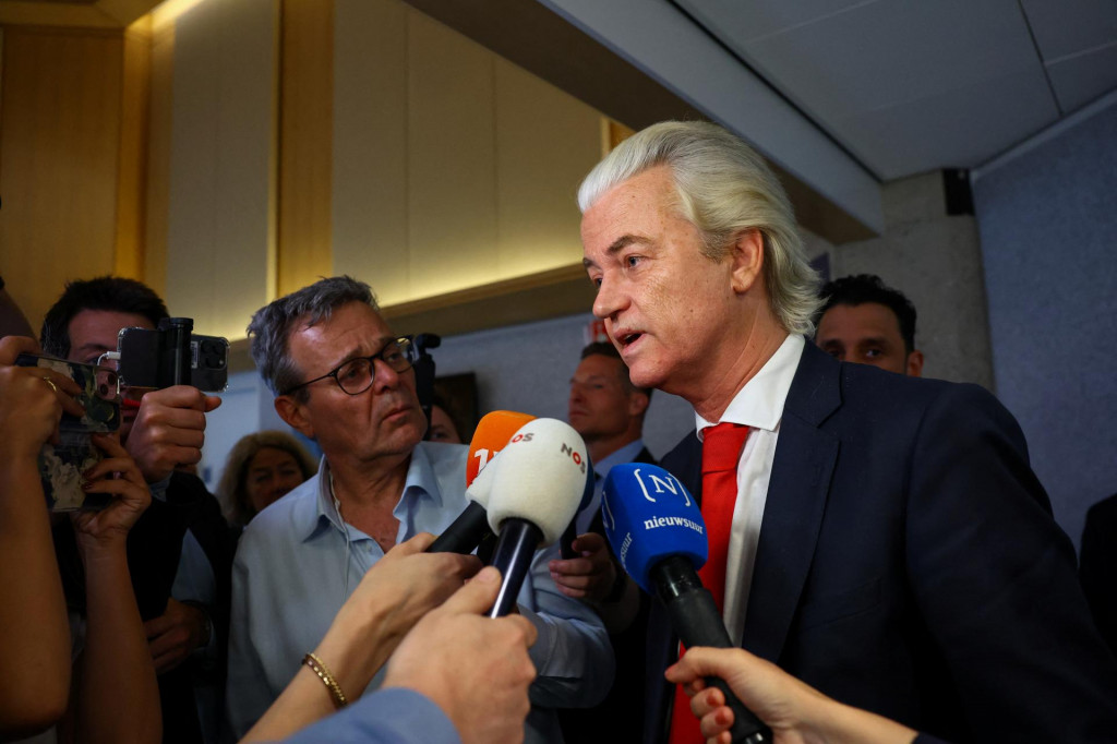 Holandský krajne pravicový líder Geert Wilders sa 3. júna 2025 vyjadruje k médiám po svojom rozhodnutí opustiť vládnucu koalíciu v Haagu v Holandsku. FOTO: REUTERS