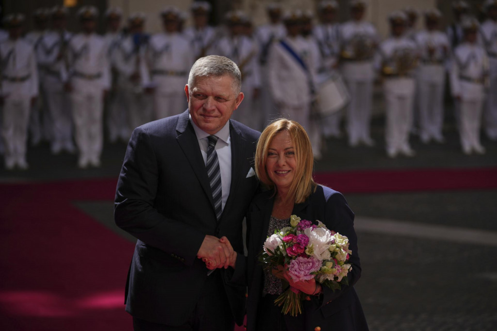 Slovenský premiér Robert Fico a talianska premiérka Giorgia Meloniová počas stretnutia v Ríme. FOTO: TASR/AP