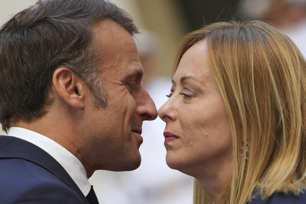 Francúzsky prezident Emmanuel Macron a talianska premiérka Giorgia Meloniová počas stretnutia v Ríme. FOTO: TASR/AP