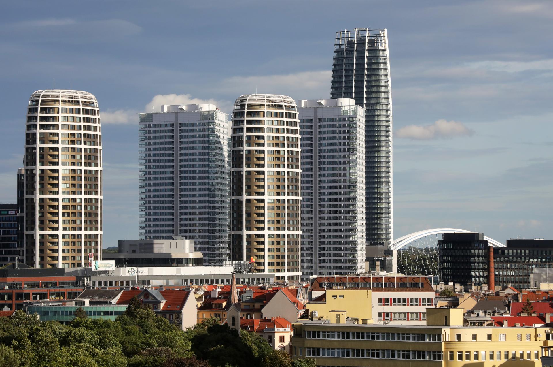 Ceny sa vyšvihli, no realitná kríza vrcholí. Stavby bytov viaznu najviac za roky, zle je na tom Bratislava