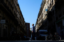 Ulica Rue Pache v Paríži neďaleko miesta, kde sa maskovaný gang pokúsil uniesť dcéry a vnuka francúzskeho podnikateľa. FOTO: Reuters
