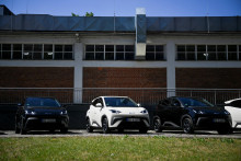 Elektromobily BYD Dolphin Surf sú vystavené pred miestom konania prezentácie vozidiel automobilky BYD v Berlíne v Nemecku 21. mája 2025. FOTO: REUTERS