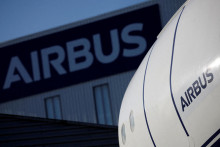 Logo spoločnosti Airbus pred závodom Airbus v Saint-Nazaire vo Francúzsku, 7. novembra 2023. FOTO: REUTERS