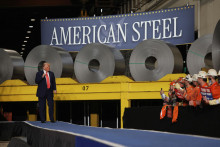 Donald Trump počas návštevy spoločnosti U.S. Steel Corporation–Irvin Works v meste West Mifflin v Pensylvánii. FOTO: REUTERS
