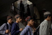 Študenti si nesú tašky, keď idú do triedy v Madrasa Jame ul Uloom v Multane v Pakistane 1. júna 2025. FOTO: REUTERS