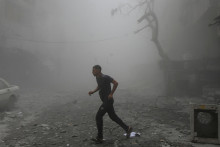 Palestínčan beží na mieste izraelského útoku na dom v meste Gaza 1. júna 2025. FOTO: REUTERS