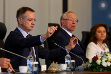 Členovia ruskej delegácie vedenej prezidentským poradcom Vladimirom Medinským. FOTO: Reuters